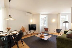 Living area - Pine Apartment – A Stylish Stay in the Heart of Porto (Porto)
