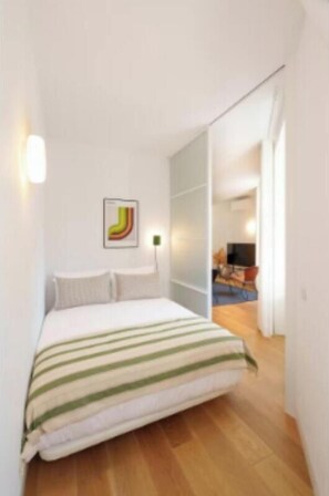 Room - Pine Apartment – A Stylish Stay in the Heart of Porto (Porto)