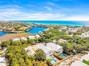 A coastal residential area with houses, a swimming pool, and a marina. - Clear Sky: Private Pool & Spa | FREE Golf Cart | 2 Family Rooms | Walk to Beach (Destin)