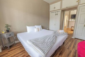 A bedroom with a bed, bedside table, and a wardrobe. - Mount Washington 4BR Home, Sleeps 10, 2 Kitchens (Pittsburgh)