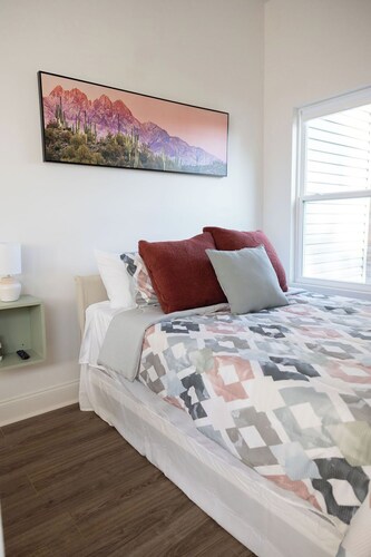 Loft bed condo, reliable wifi, walkable to shops, restaurants, UL + SLCC