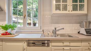 Coffee/tea maker, fridge, stovetop, dishwasher