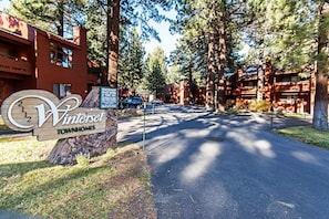 A sign for Winterset Townhomes with a private parking area. - 2BR + Loft Condo | Shared Pool & Shuttle Access (Mammoth Lakes)