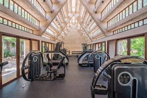 Ein Fitnessstudio mit Laufbändern, Ergometer und Krafttrainingsgeräten.
