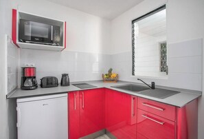 A kitchen with a microwave, toaster, coffee maker, and fruit bowl. - The Jewel of Terreville. T1. 5 minutes from the beaches. (Schœlcher)