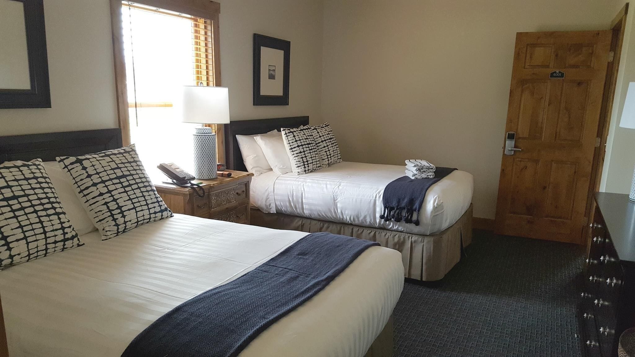 Iron/ironing board, internet, bed sheets