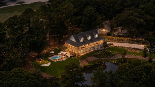 Luxe Plantation Home: Heated Pool, Putting Green, and Outdoor Kitchen