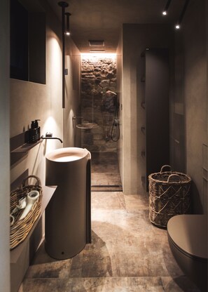 Douche, sèche-cheveux, bidet, serviettes fournies