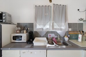A kitchen with a microwave, coffee maker, and a sink. - Villa “Pavillon 1013” with Private Pool, Terrace & Wi-Fi (Bastelicaccia)