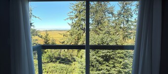 Estuary-view retreat near Sand Lake