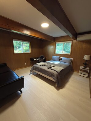 A bedroom with a bed, a desk, a chair, and two windows. - Casita del Mar near Sandlake and Buzzard Butte Trail Network. 4 bedrooms (Cloverdale)