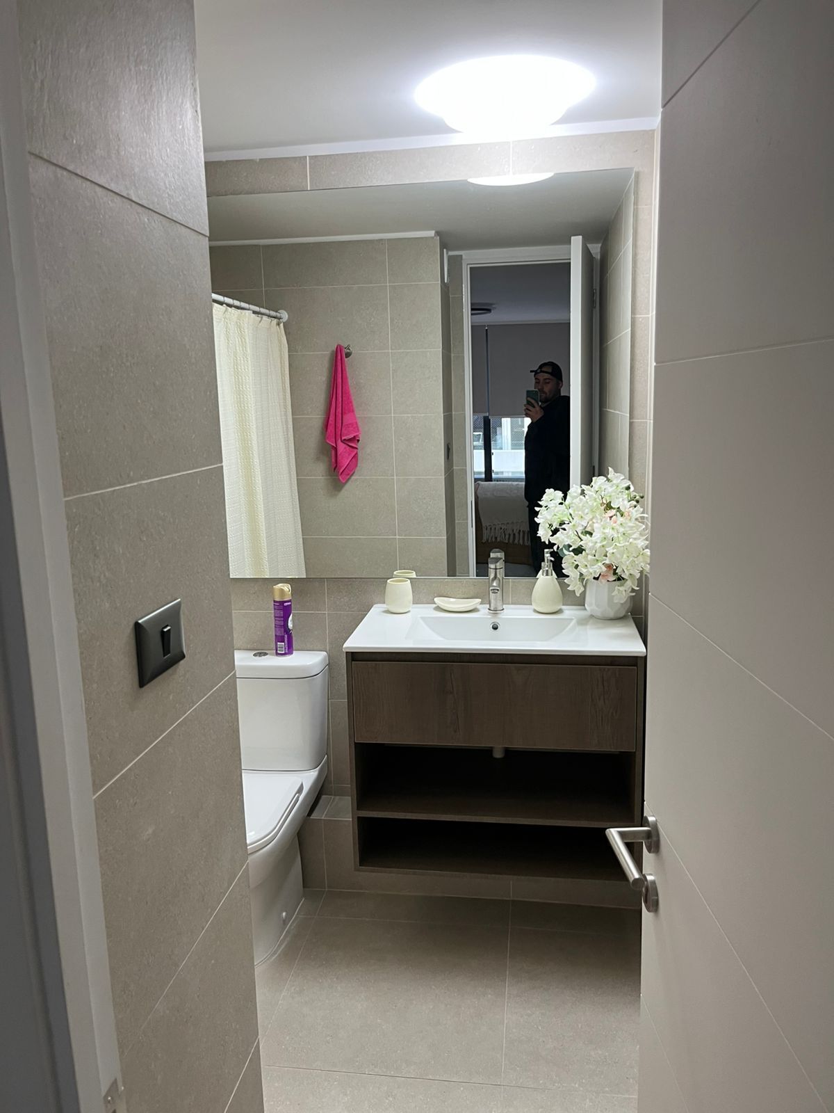 Une salle de bain moderne avec des toilettes, un lavabo et un miroir.