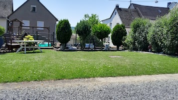 Een woonwijk met huizen, een speeltuin en een grindpad.