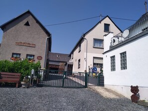 Ein Gebäude mit einem Schild, auf dem 'EULENHOF' steht, und einem Tor mit der Nummer 68.