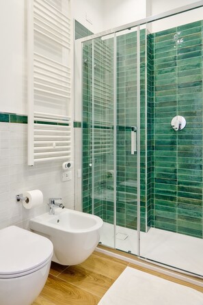 A bathroom with a glass-enclosed shower, a white sink, and a toilet. - Casa e Appartamento Vacanze Gallese 11 (Roma)