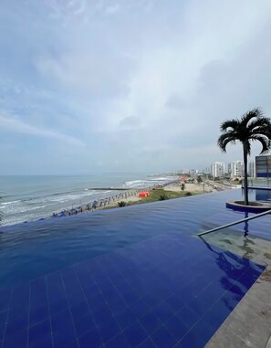 A swimming pool with a view of the beach and ocean. - APARTMENT WITH A SEA VIEW (Cartagena de Indias)