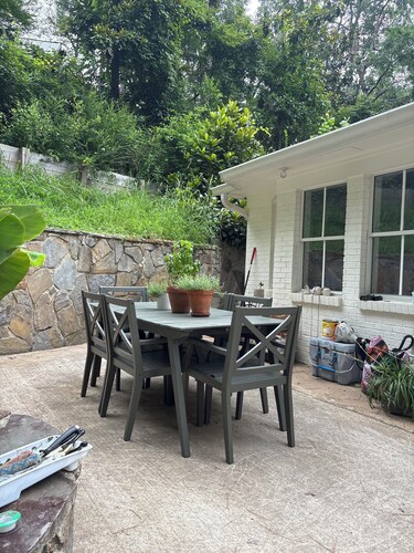 3 Bedroom House less than a mile from the square!