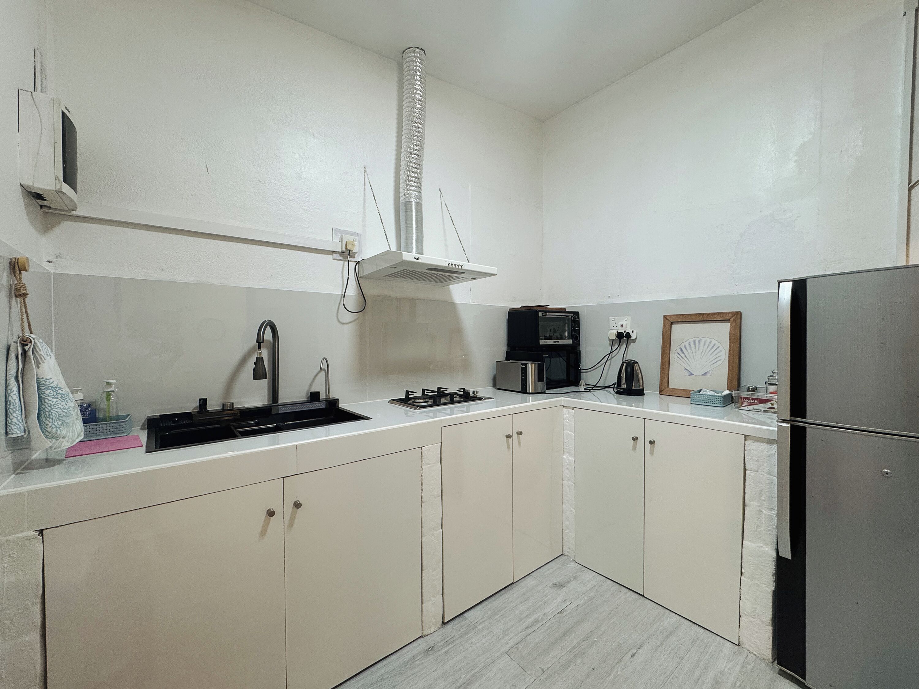 Fridge, stovetop, electric kettle, toaster