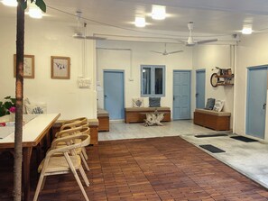 A room with a dining table, chairs, a bench, and a ceiling fan. - Charmed 4-bedroom house in peaceful Thulusdhoo - 30 mins boat from Male/Airport (Thulusdhoo)