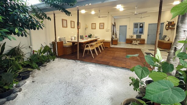 Un espacio interior con zona de comedor, asientos y vistas al exterior.