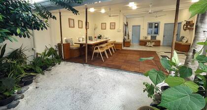 Charmed 4-bedroom house in peaceful Thulusdhoo - 30 mins boat from Male/Airport