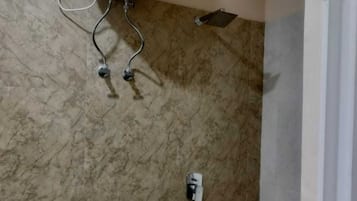Deluxe Room | Bathroom