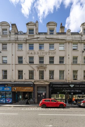 A multi-story building with the name 'HARRINGTON' on the facade. - Flatzy - City Centre  Modern 2 bedroom Apartment (Merseyside)