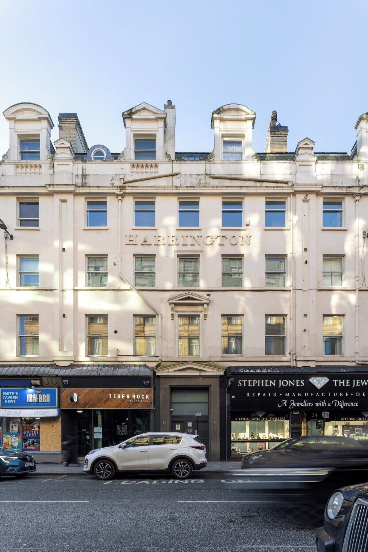 Un edificio de varios pisos con el nombre 'HARRINGTON' visible en grande.