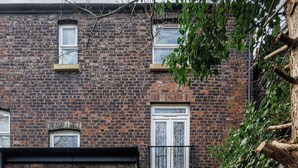 A brick building with a small front porch, a wooden ladder, and a table with chairs outside. - Flatzy - Iconic Beatles and Liverpool Culture Home (Liverpool)
