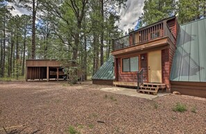 A cabin with a deck, a covered porch, and a gravel driveway. - A-frame in the heart of Pinetop with AC (Pinetop-Lakeside)