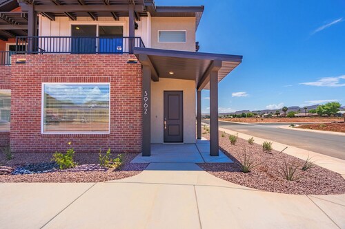 BRAND NEW Coyote Landing Retreat + Community Pool + 6 Pickleball Courts