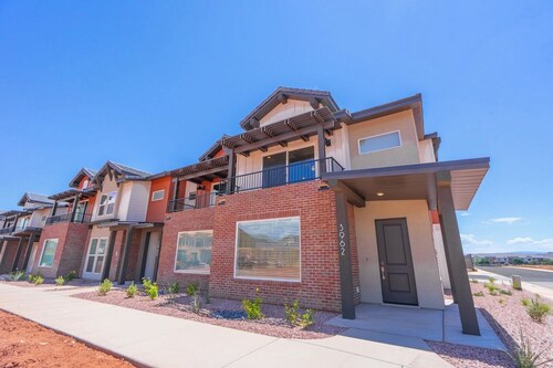 Coyote Landing Retreat + Pool + Pickleball Courts