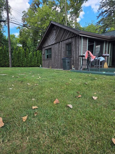 Cozy 1-bedroom cabin-ALL SPORTS SUGDEN LAKE-White Lake, MI. Alpine.Diamond@Rough