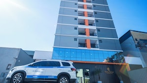 Un edificio moderno de varios pisos, con una combinación de paneles de vidrio y superficies sólidas.