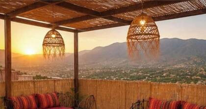Charming house with a fireplace and a view of the mountains