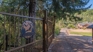 Une entrée fermée par un portail, avec une pancarte indiquant « Eagle Ranch ».