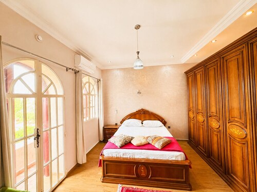 Villa Al Jaouhara - Private Pool, 1-hectare Garden, and Accommodations for 20 Guests