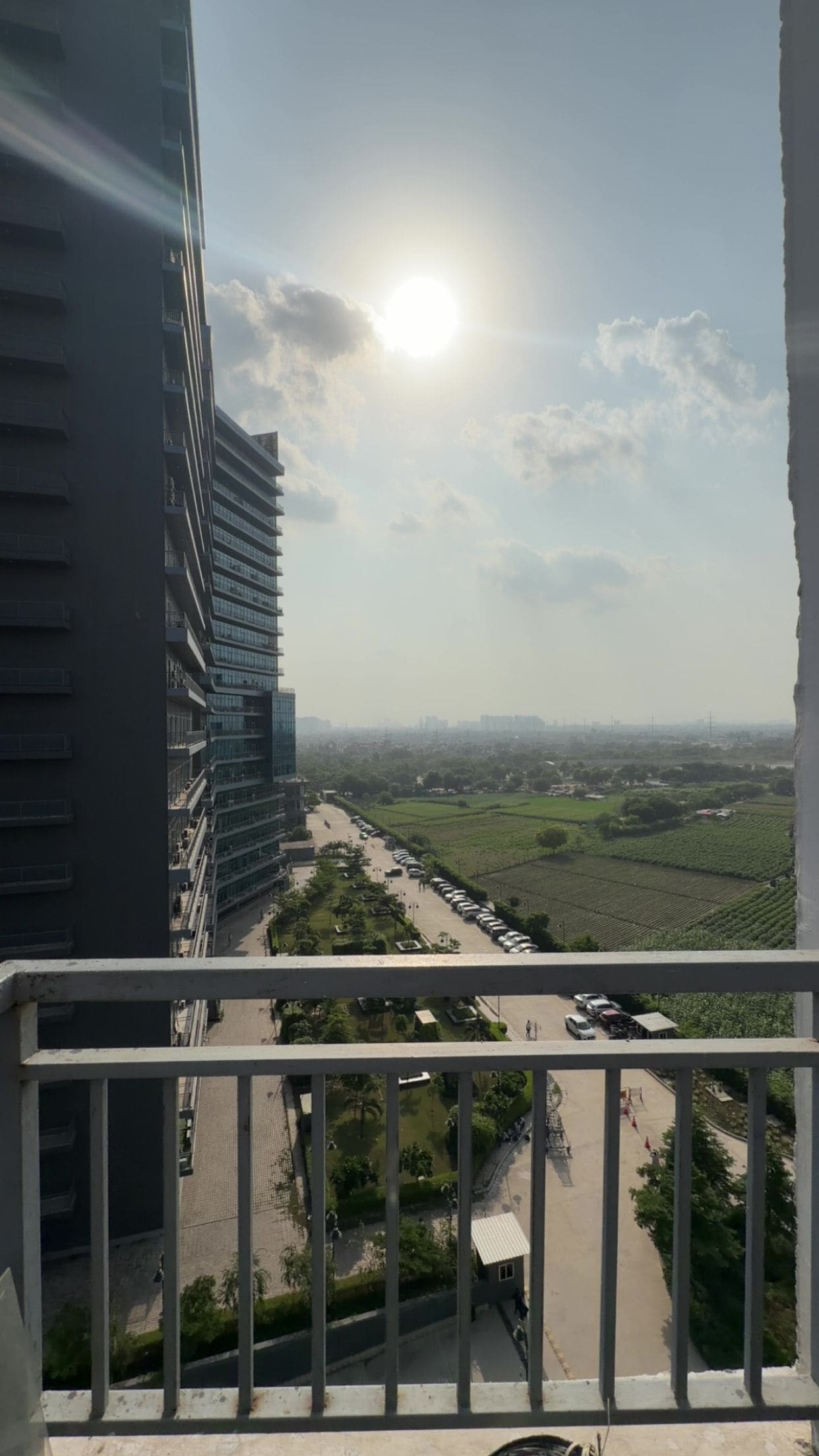 Un edificio de gran altura con vistas a un paisaje verde y un cielo despejado.
