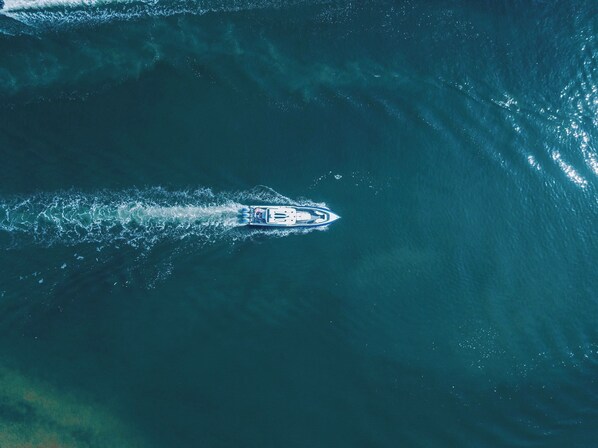 Um barco navegando em águas.