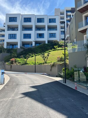 A modern apartment building with multiple balconies and a landscaped garden area. - Sunset Resort Uji Ftohtë, Vlorë (Uji Ftohte, Vlorë)