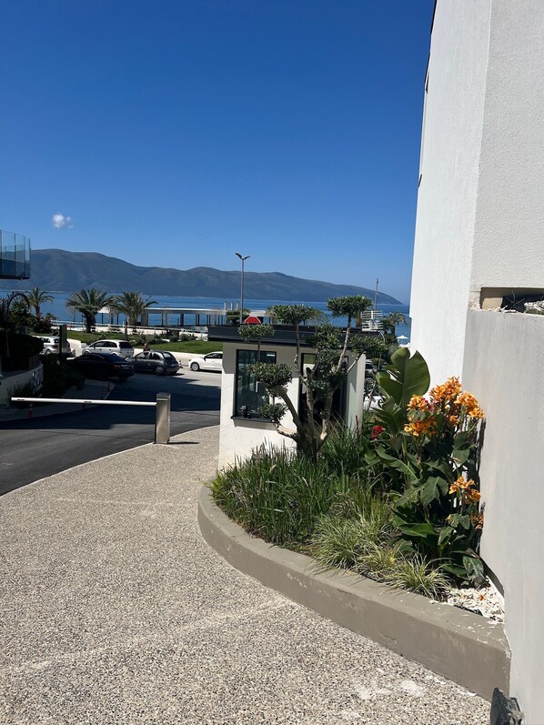 Ein Parkplatz mit Blick auf das Meer und die Berge.