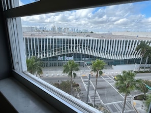 Blick auf die Art Basel Miami Kunstmesse mit moderner Architektur und Palmen.