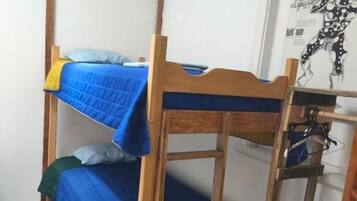 Un lit superposé avec une structure en bois et une literie bleue.