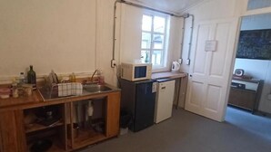 Réfrigérateur dans l'espace commun, micro-ondes dans l'espace commun