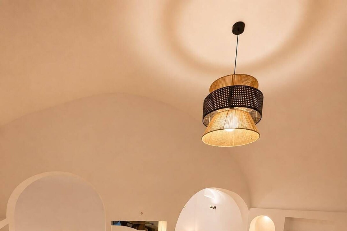 Un interior moderno con un sofá, una mesa de centro y un televisor montado en la pared.
