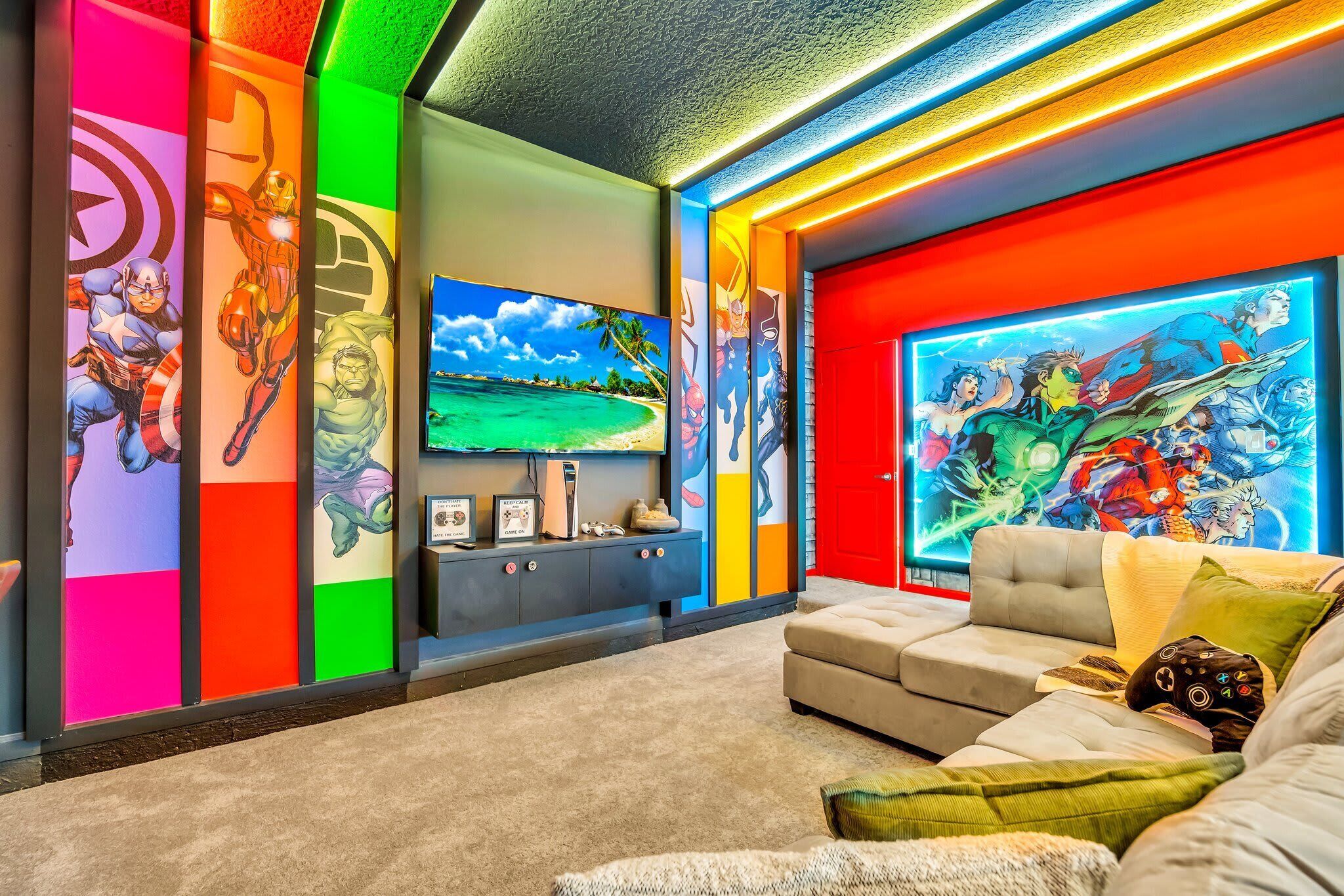 Uma sala de estar moderna com uma grande TV de tela plana, um sofá e arte vibrante inspirada em histórias em quadrinhos.