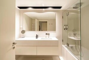 Dusche, Haartrockner, Bidet, Handtücher