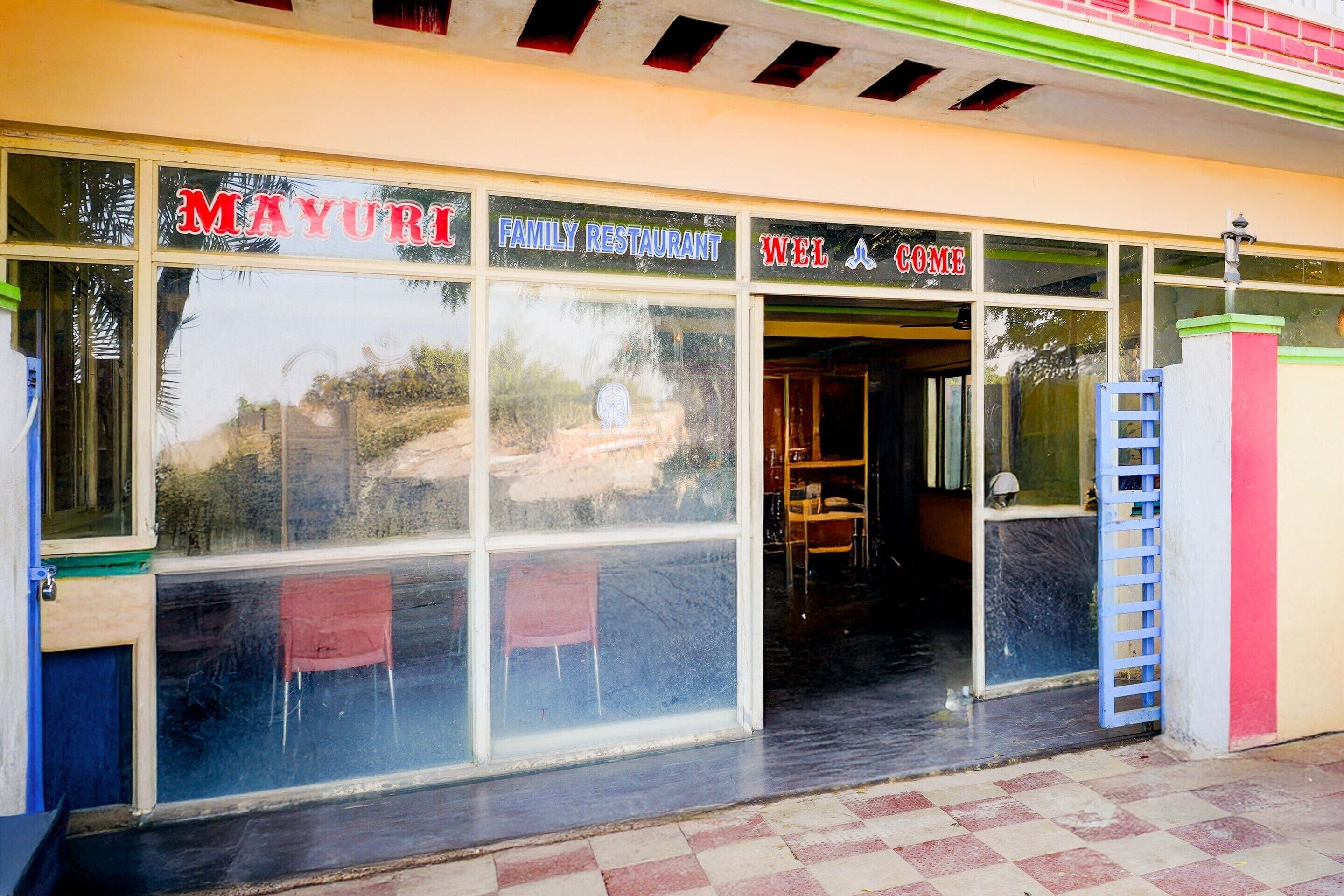 Un restaurante familiar con entrada despejada y terraza visible.