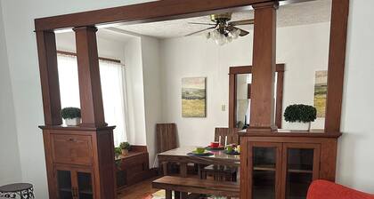Cozy 2-bedroom craftsman cottage close to all amenities in Council Bluffs/Omaha