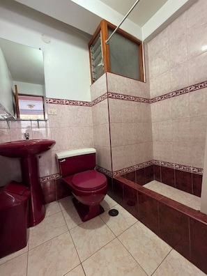 A bathroom with a pedestal sink, a toilet, and a bathtub. - Rituales Inn San Borja  (Cusco)